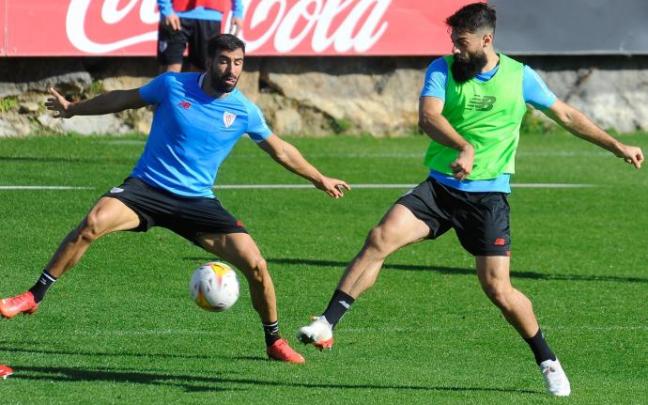 Villalibre toca el balón en la sesión de ayer miércoles.