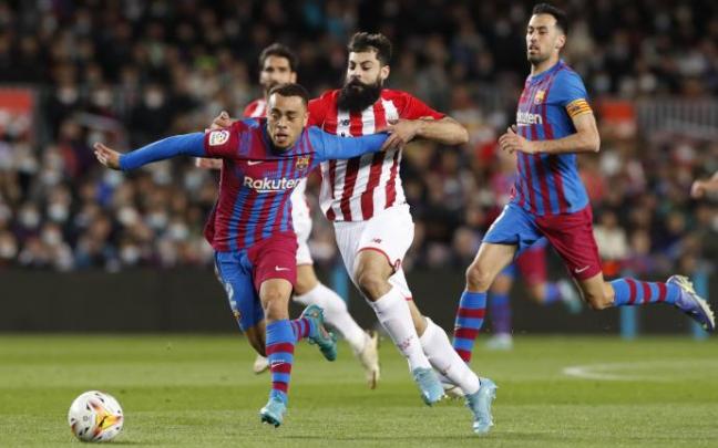 Asier Villalibre lucha por el balón con Sergiño Dest.