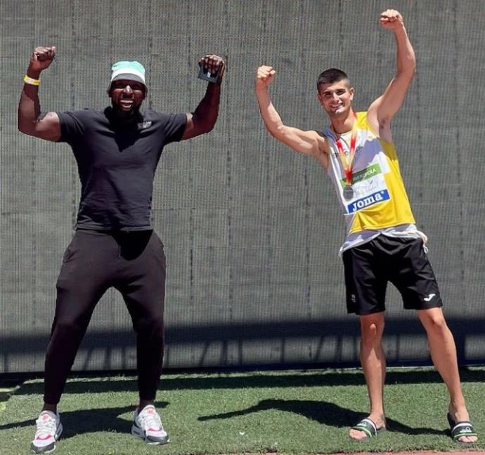 Asier Martínez (derecha) celebra su clasificación para los Juegos Olímpicos y su medalla de plata junto a François Beoringyan, su entrenador, ayer en Getafe.