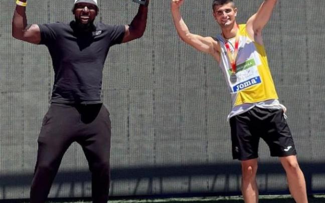 Asier Martínez (derecha) celebra su clasificación para los Juegos Olímpicos y su medalla de plata junto a François Beoringyan, su entrenador, ayer en Getafe.