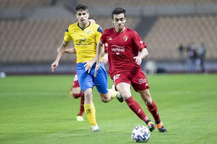 Asier Córdoba durante el partido UD Tomares - Osasuna de la primera eliminatoria de la Copa del Rey.