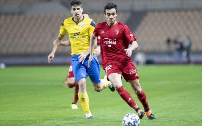 Asier Córdoba durante el partido UD Tomares - Osasuna de la primera eliminatoria de la Copa del Rey.