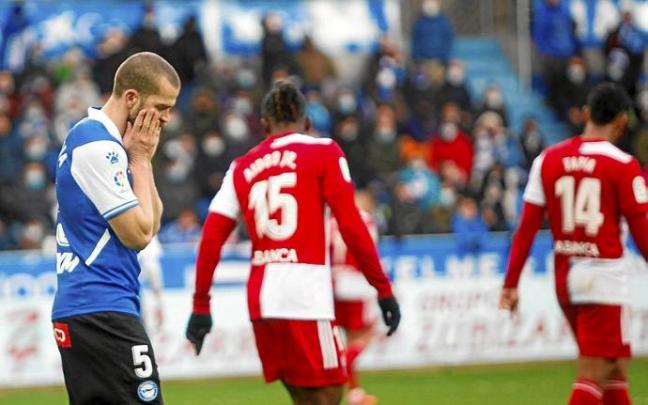 Laguardia se lamenta en el último enfrentamiento ante el Celta disputado en Mendizorroza. Foto: Jorge Muñoz