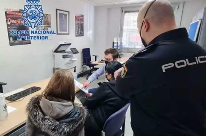 Madre e hija ucranianas asistidas por un intérprete oficial de esa lengua en presencia de un agente de la Policía Nacional en Bilbao.