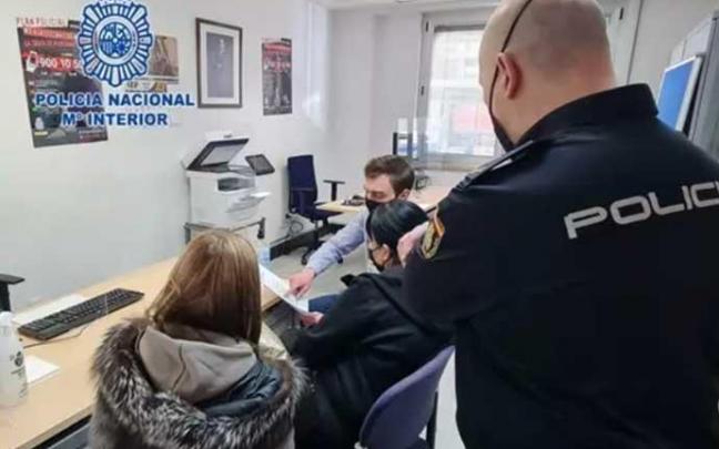 Madre e hija ucranianas asistidas por un intérprete oficial de esa lengua en presencia de un agente de la Policía Nacional en Bilbao.