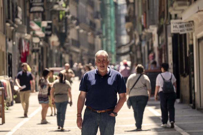 Joseba Asiron posa en una concurrida y soleada calle Estafeta.