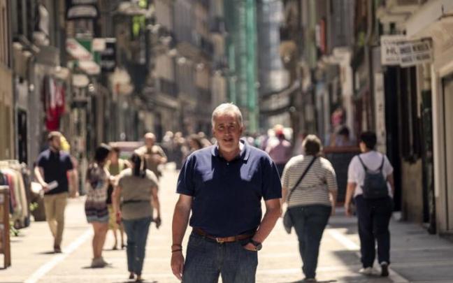 Joseba Asiron posa en una concurrida y soleada calle Estafeta.