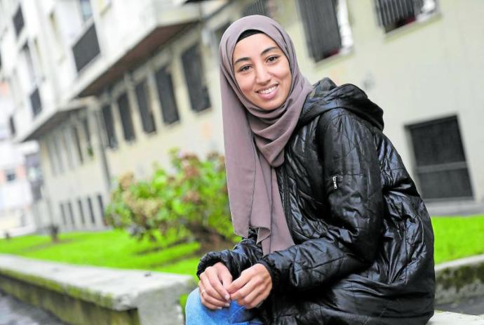 Hajar Samadi, presidenta de la asociación de mujeres musulmanas Bidaya, ayuda como trabajadora social a refugiados afganos recién llegados a Euskadi. Foto: Javi Colmenero
