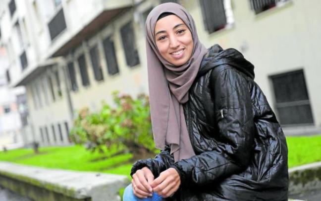 Hajar Samadi, presidenta de la asociación de mujeres musulmanas Bidaya, ayuda como trabajadora social a refugiados afganos recién llegados a Euskadi. Foto: Javi Colmenero Hajar Samadi, presidenta de la asociación de mujeres musulmanas Bidaya, ayuda como trabajadora social a refugiados afganos recién llegados a Euskadi. Foto: Javi Colmenero
