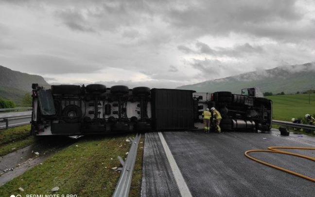 Estampa del camión cruzado, que ha obligado a cortar la circulación en sentido Irun.