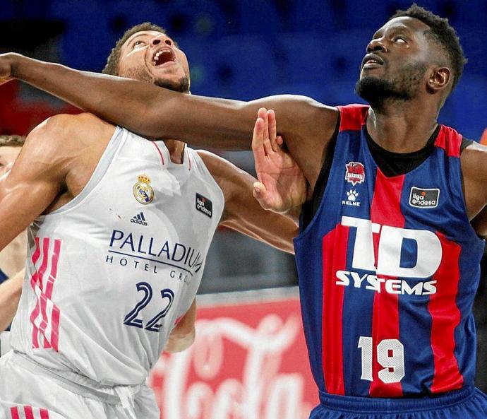 Fall y Tavares pelean por la posición en un clásico de esta campaña entre el Baskonia y el Real Madrid. Foto: Jorge Muñoz
