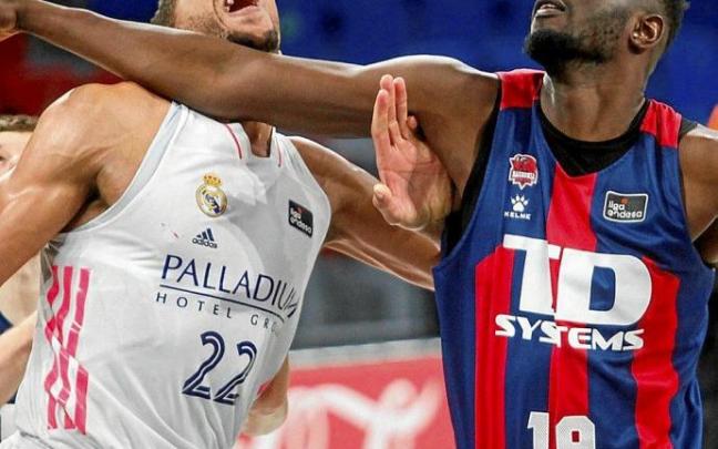 Fall y Tavares pelean por la posición en un clásico de esta campaña entre el Baskonia y el Real Madrid. Foto: Jorge Muñoz