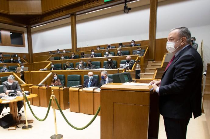 El consejero de Hacienda, Pedro Azpiazu, en una imagen de archivo en el Parlamento Vasco.