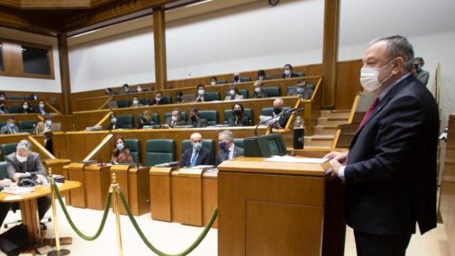 El consejero de Hacienda, Pedro Azpiazu, en una imagen de archivo en el Parlamento Vasco.
