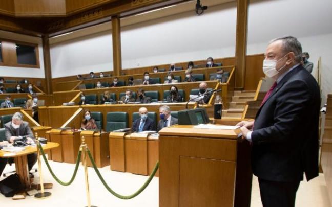 El consejero de Hacienda, Pedro Azpiazu, en una imagen de archivo en el Parlamento Vasco.