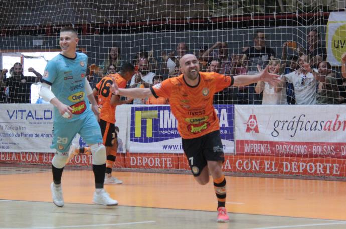 Pintinho celebra uno de sus dos goles ante el Levante acompañado del portero Marcao.