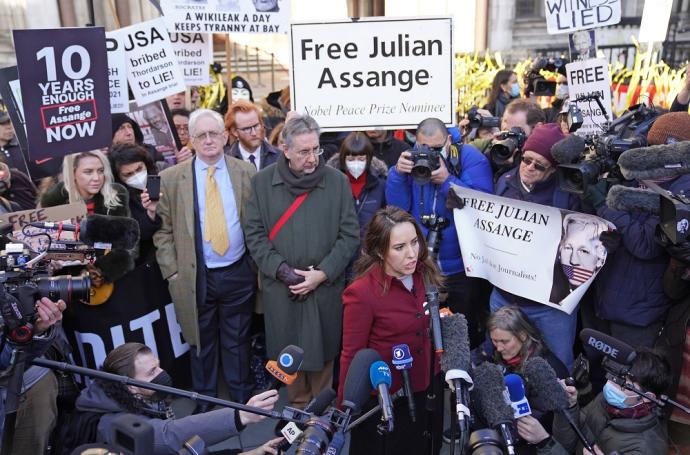 La pareja de Julian Assange, Stella Morris, comparece ante los medios tras conocer la extradición a EEUU.