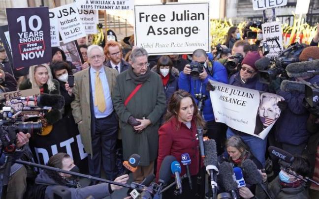 La pareja de Julian Assange, Stella Morris, comparece ante los medios tras conocer la extradición a EEUU. La pareja de Julian Assange, Stella Morris, comparece ante los medios tras conocer la extradición a EEUU.