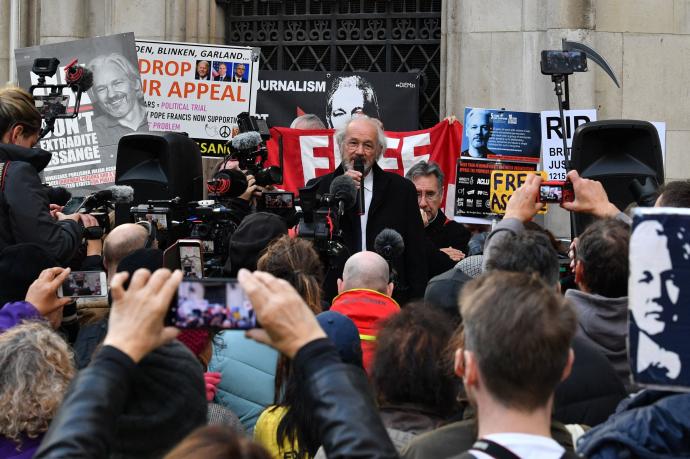 Richard Assange, padre de Julian Assange, a las puertas de la Corte en Londres