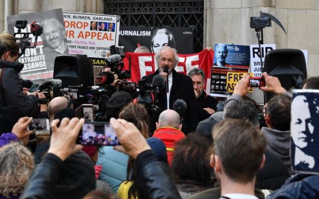 Richard Assange, padre de Julian Assange, a las puertas de la Corte en Londres Richard Assange, padre de Julian Assange, a las puertas de la Corte en Londres