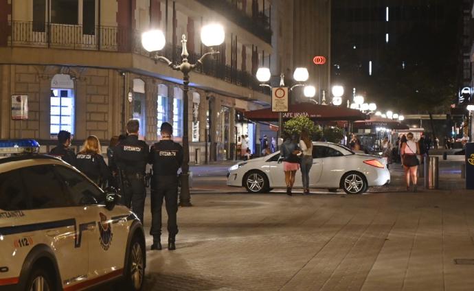 La coordinación de la Ertzaintza y Policía Local ha evitado la celebración de botellones a lo largo de las 'no fiestas' de Bilbao. Foto: Oskar González