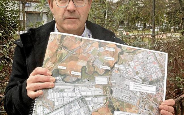 José Ramón Sánchez Fernández de Luco, vecino de Asteguieta y fiel de hechos de esta junta administrativa, mostrando un plano. Foto: Pilar Barco