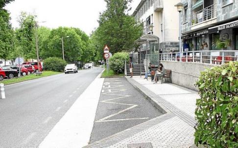 Usuarios del autobús, en una parada.
