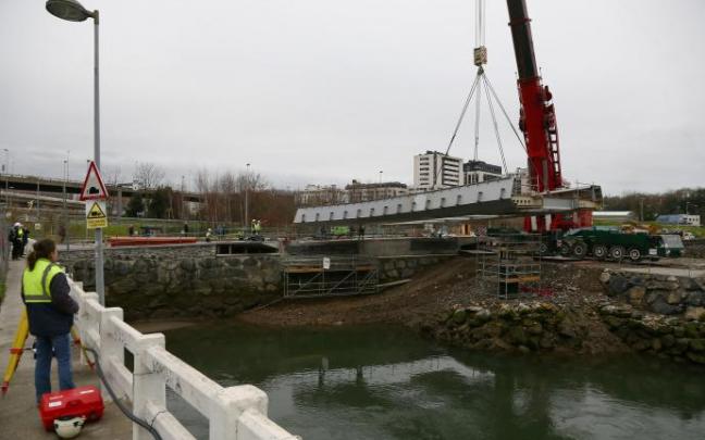 La grúa traslada uno de los vanos que compondrá el puente, con el 'cabezón' ya colocado.