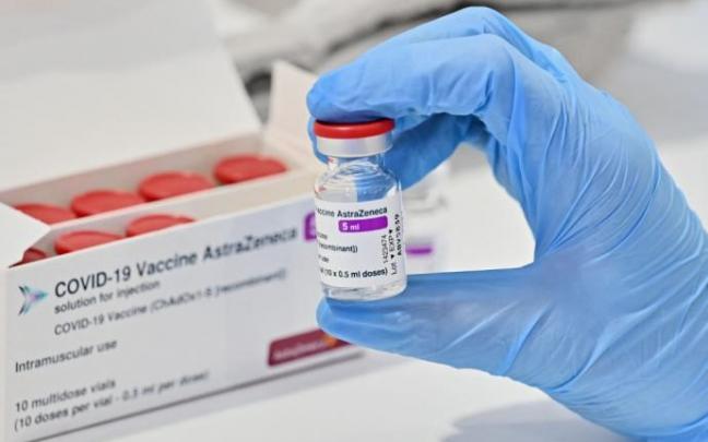 Una sanitaria muestra un vial de AstraZeneca.