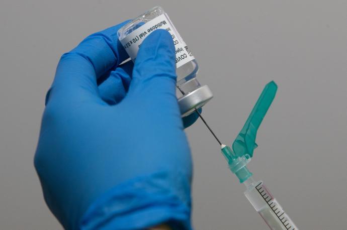 Un sanitario prepara una dosis de la vacuna de AstraZeneca.