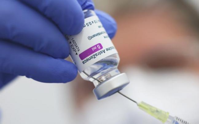 Un sanitario prepara una dosis de la vacuna de AstraZeneca.