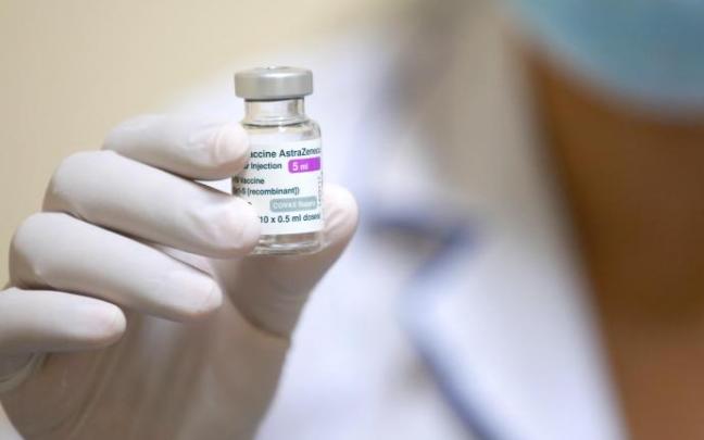 Una sanitaria muestra un vial de Astrazeneca. Una sanitaria muestra un vial de Astrazeneca.