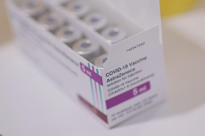 Caja con dosis de la vacuna de AstraZeneca contra el Covid-19.