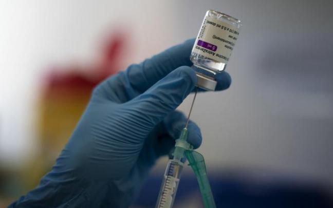 Una enfermera preparando una dosis de la vacuna de AstraZeneca Una enfermera preparando una dosis de la vacuna de AstraZeneca