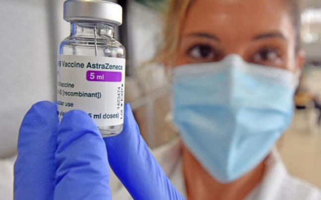 Una sanitaria muestra una dosis de la vacuna de AstraZeneca contra el coronavirus. Una sanitaria muestra una dosis de la vacuna de AstraZeneca contra el coronavirus.