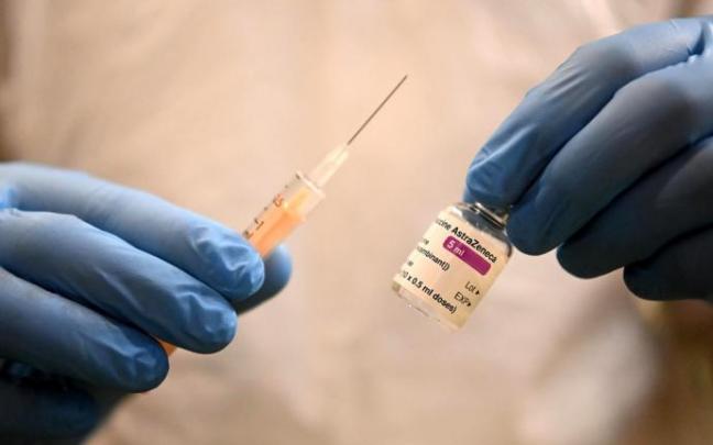 Un sanitario preparando una vacuna de AstraZeneca.