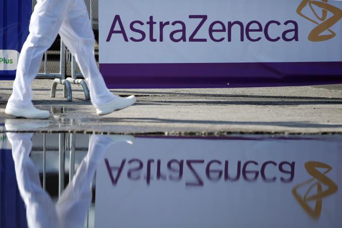 La EMA asegura que los beneficios de la vacuna de AstraZeneca siguen superando los riesgos.