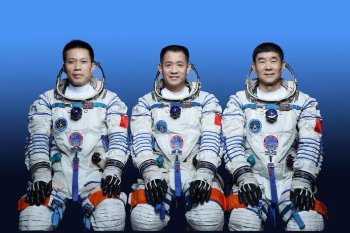 Los tres astronautas que participan en la misión espacial china.