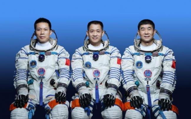 Los tres astronautas que participan en la misión espacial china.