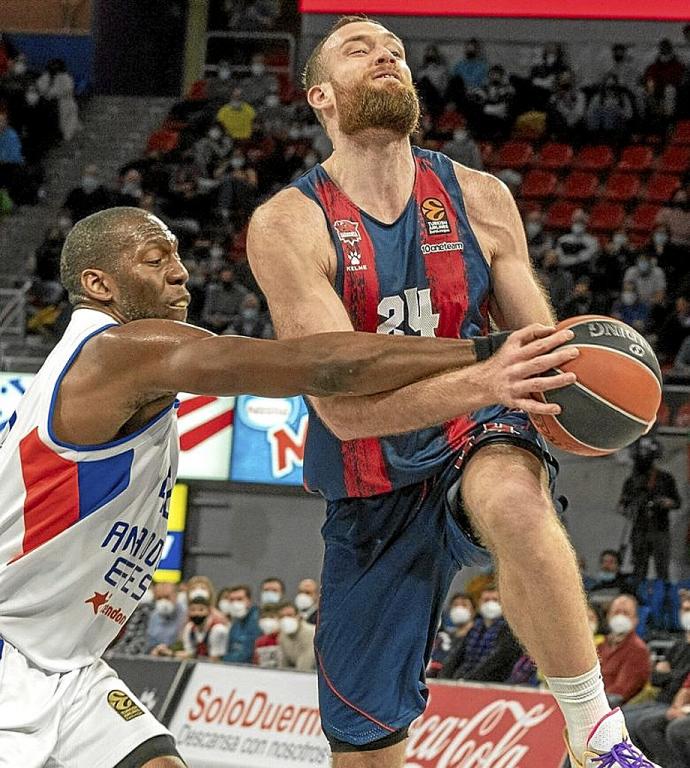 Costello recibió esta antideportiva de Dunston ante el Efes. Foto: A. L.