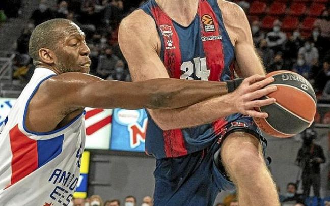 Costello recibió esta antideportiva de Dunston ante el Efes. Foto: A. L.