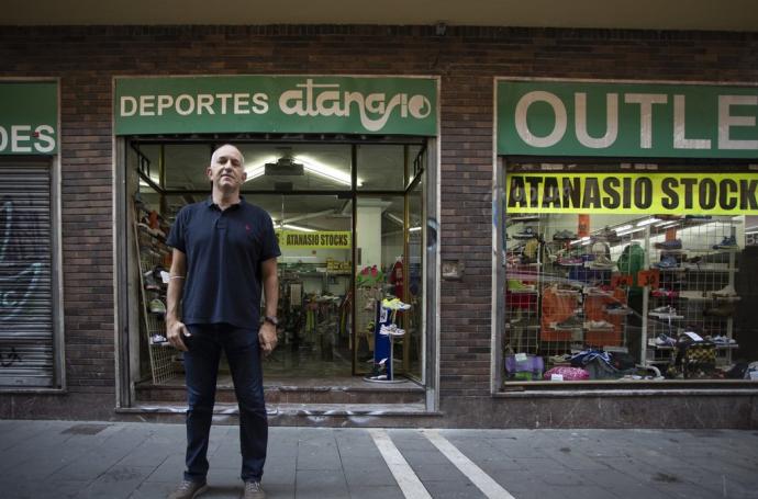 Javier Manero posa delante de Deportes Atanasio, en la calle Estafeta 62-63.