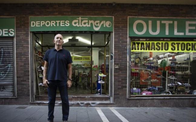 Javier Manero posa delante de Deportes Atanasio, en la calle Estafeta 62-63. Javier Manero posa delante de Deportes Atanasio, en la calle Estafeta 62-63.