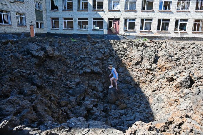 Los efectos de un ataque ruso en una zona residencial de Járkov.