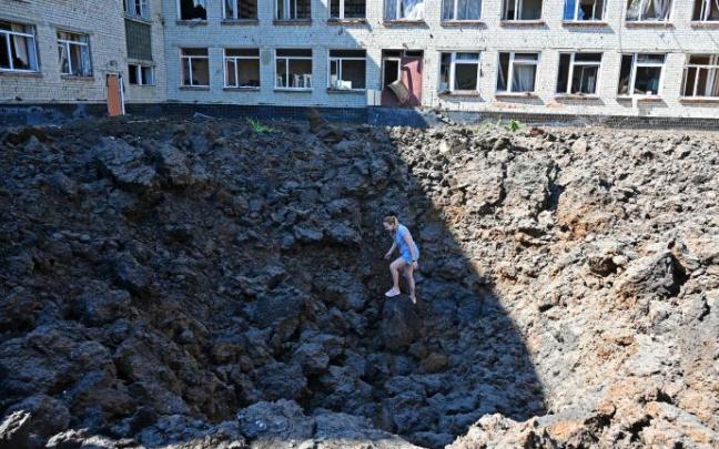 Los efectos de un ataque ruso en una zona residencial de Járkov.