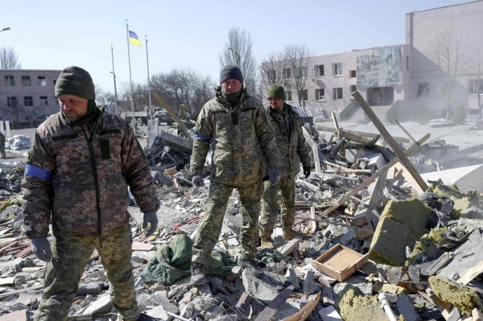 Soldados ucranianos buscan posibles supervivientes tras un ataque ruso en Mykolaiv.