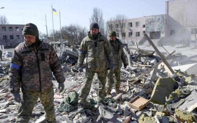 Soldados ucranianos buscan posibles supervivientes tras un ataque ruso en Mykolaiv.