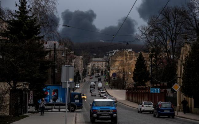 Una columna de humo en la ciudad de Leópolis.
