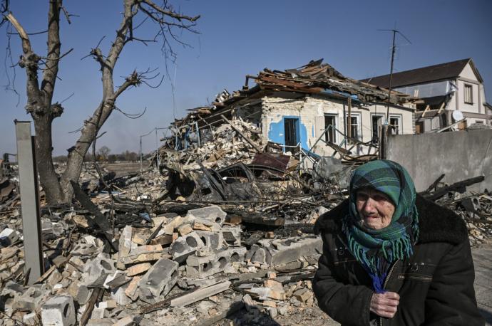 Una anciana, ante los restos de una casa destruida en Krasylivka, al este de Kiev.