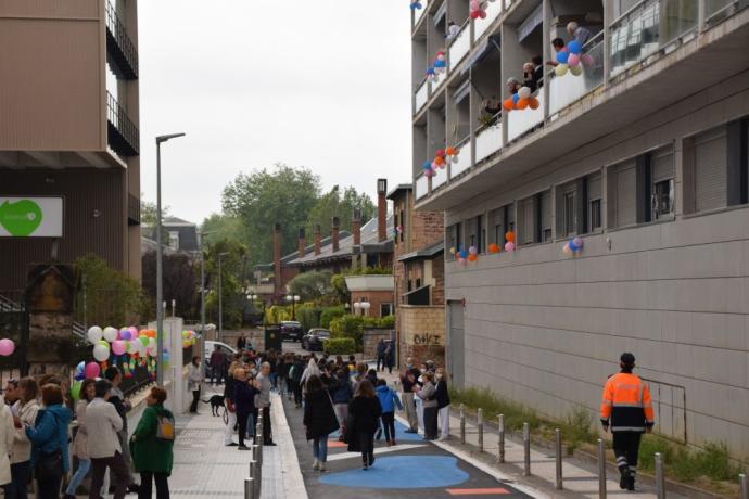 Estreno de la peatonalización de la calle, con globos en los balcones.